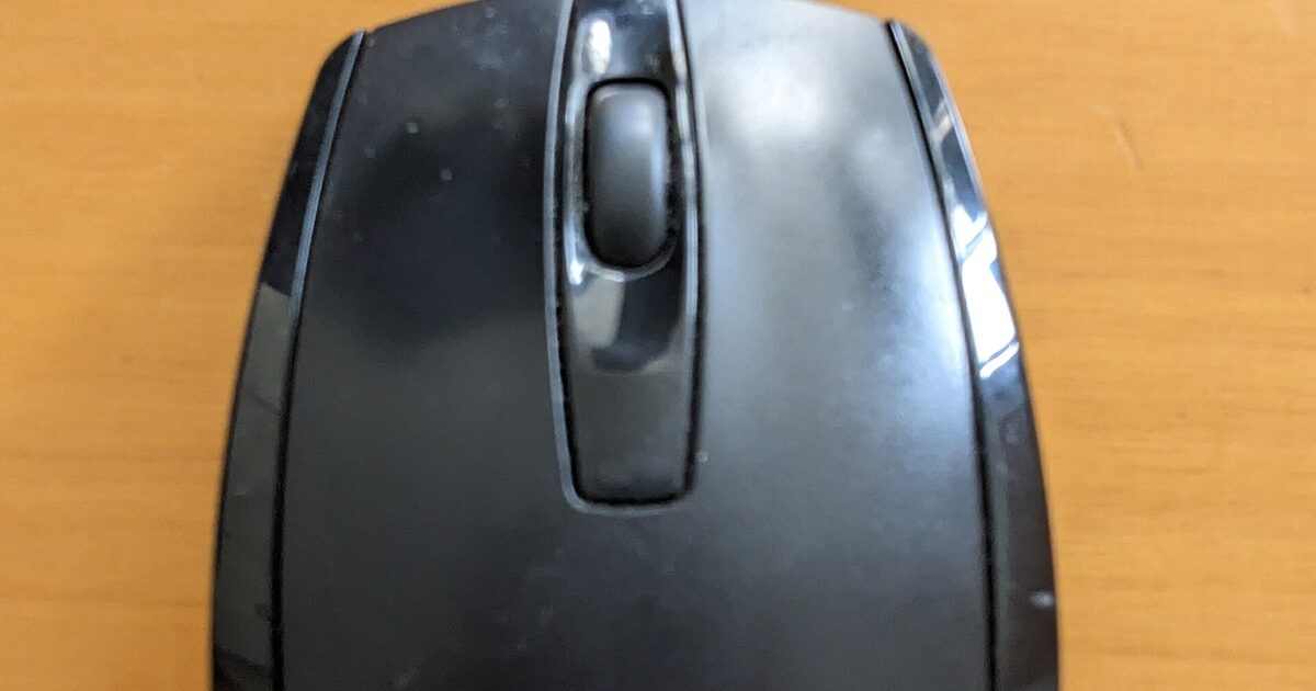 Computermaus auf Holztisch