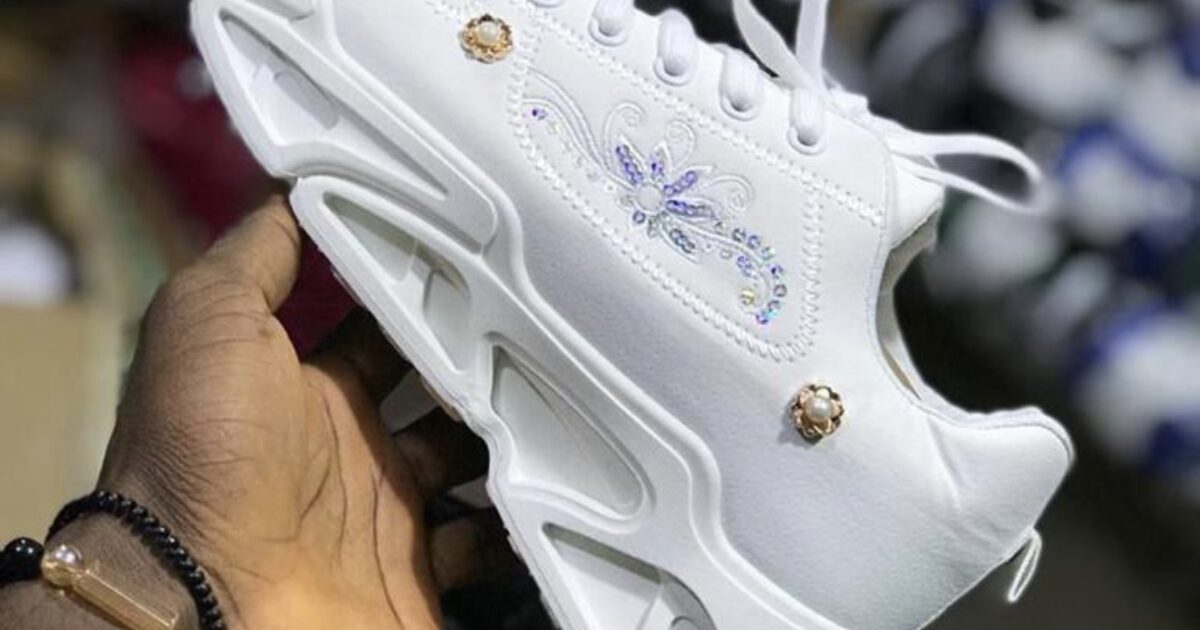 Turnschuh (Sneaker) auf weißem Hintergrund