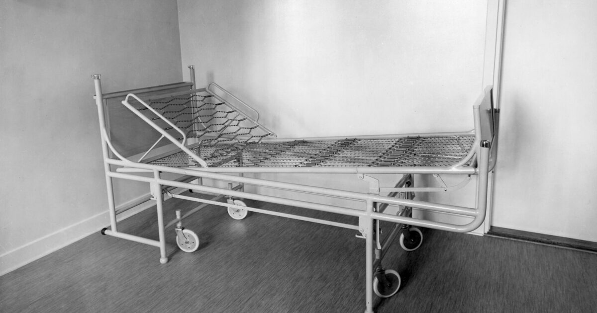 Leeres Krankenhausbett