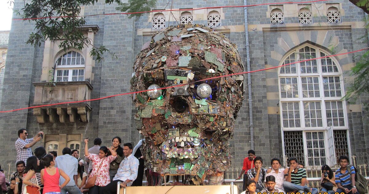 Großer Schädel aus Elektroschrott/E-Waste-Kunstinstallation